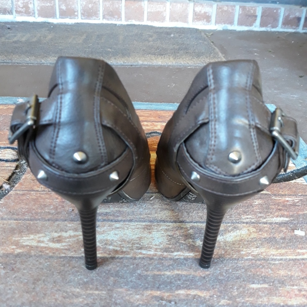 A pair of brown Simply Vera Wang pumps - Picture 3 of 7